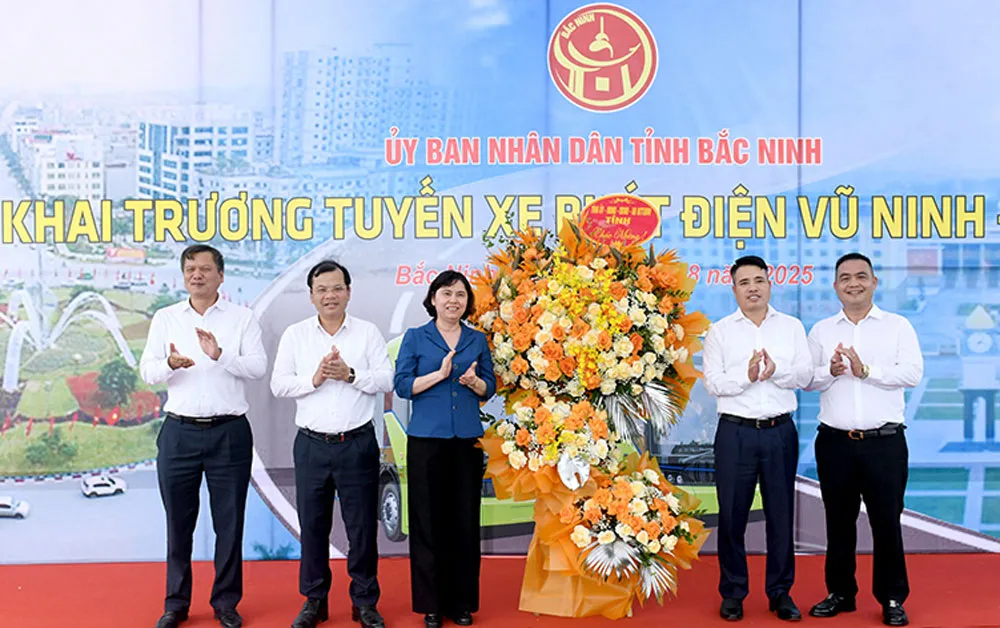 Lãnh đạo tỉnh Bắc Ninh tặng hoa chúc mừng tại lễ khai trương