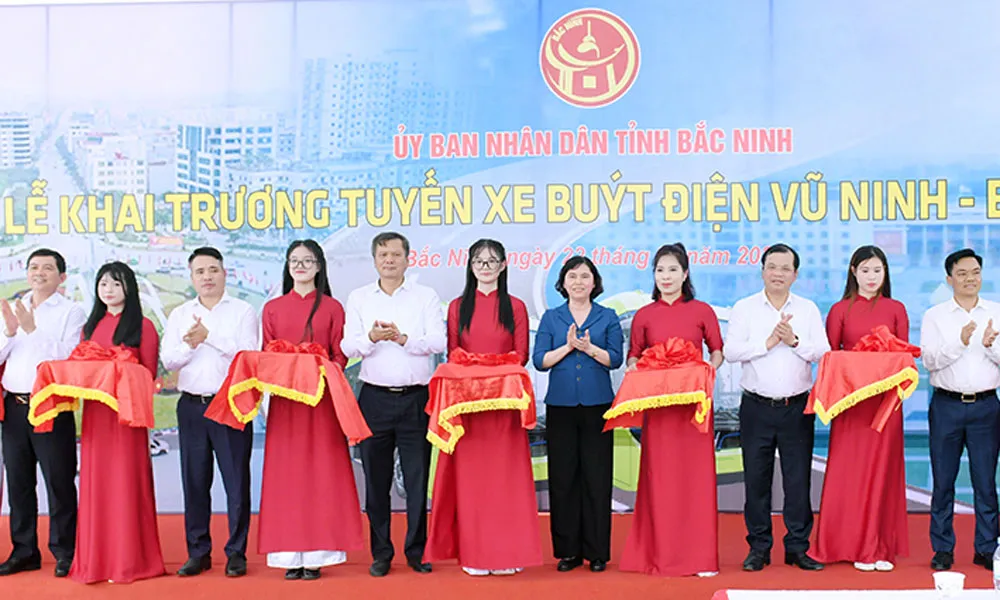 Lễ cắt băng khai trương tuyến xe buýt điện