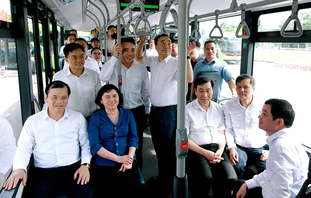 Lãnh đạo tỉnh trải nghiệm xe buýt điện