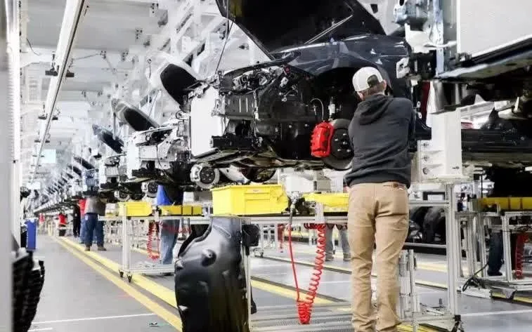 Hình ảnh nhà máy ô tô được chuyển đổi, ám chỉ việc tối ưu hóa chi phí sản xuất xe hơi