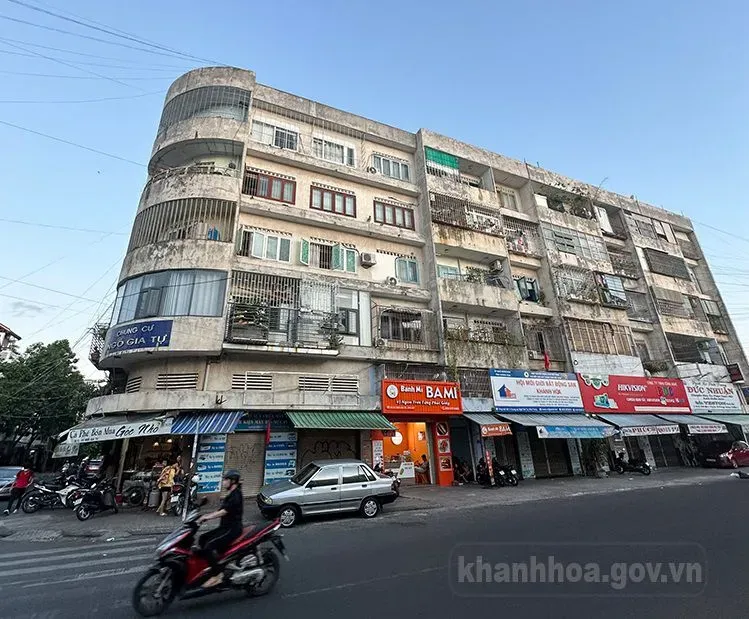 Các bên ký kết hợp đồng bán xe ô tô tại văn phòng công chứng hợp đồng