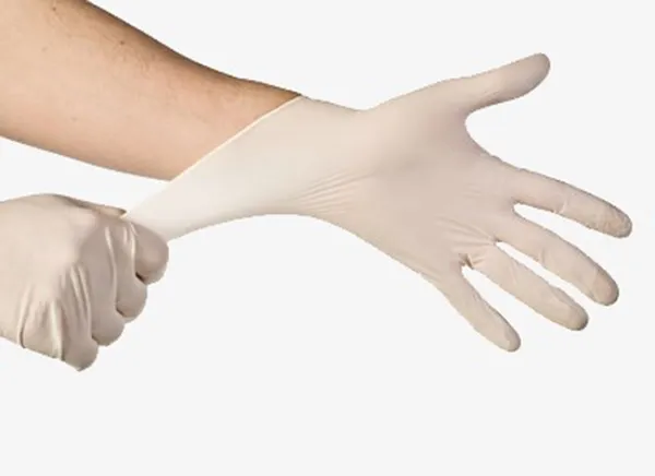 Đeo găng tay bảo hộ khi thao tác với nước làm mát