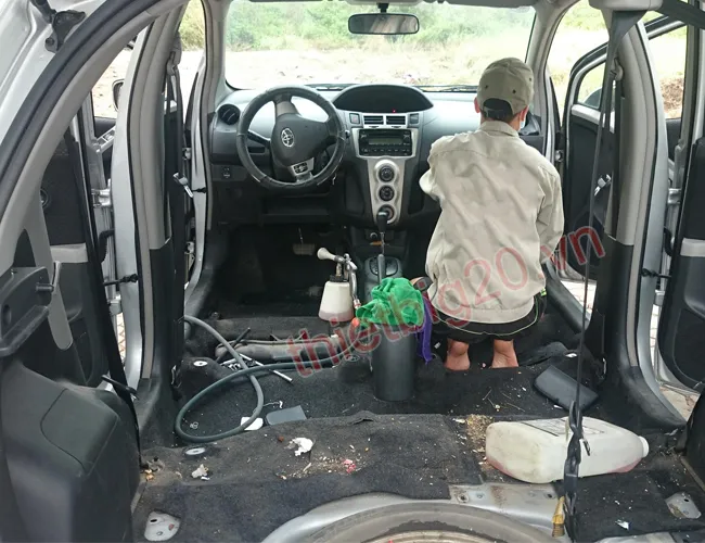 Ghế xe được tháo khỏi xe giúp cho công việc làm sạch dễ dàng hơn