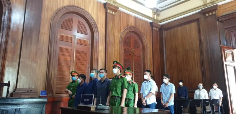 Bị cáo Nguyễn Văn Thới và các đồng phạm tại phiên tòa xét xử vụ án allintitle:logo xe bán tải