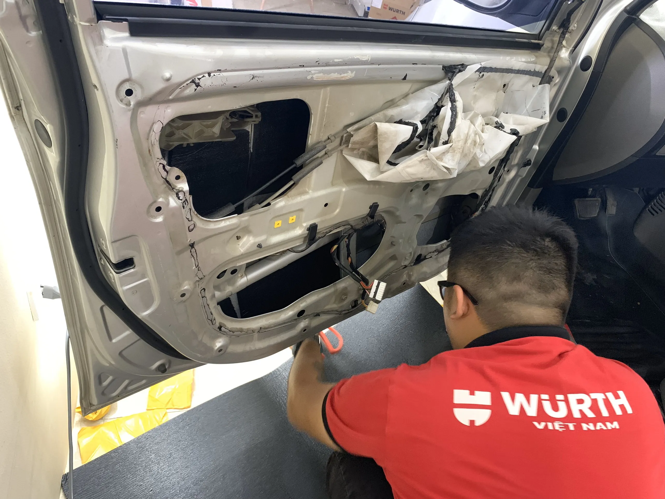 Quy trình lắp đặt chống ồn cho xe ô tô, bao gồm việc dán vật liệu cách âm tại nhiều khu vực