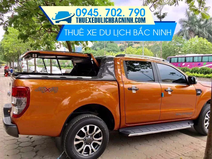 Đội ngũ kỹ thuật Thuê Xe Du Lịch Bắc Ninh đang bảo dưỡng xe, đảm bảo chất lượng xe thuê bán tải tự lái