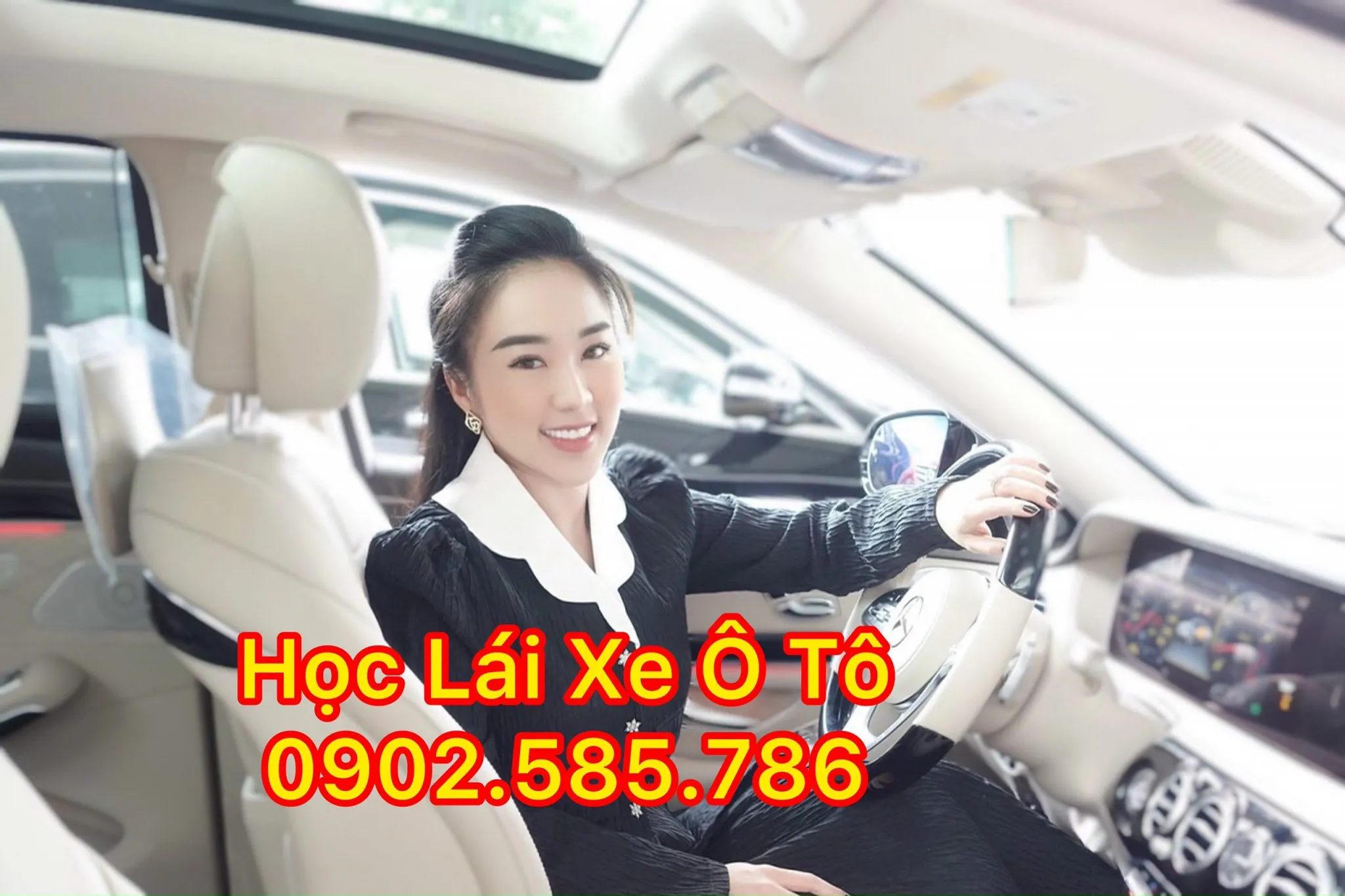 Giáo viên hướng dẫn học viên thực hành lái xe trên xe ô tô được trang bị đầy đủ thiết bị