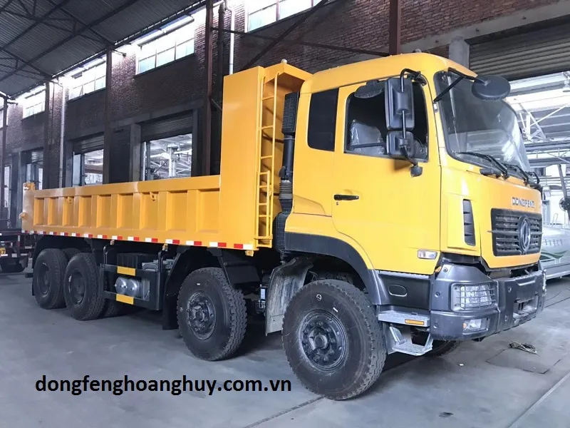Nội thất xe ben Dongfeng 4 chân có ghế hơi, giường nằm và hệ thống điều hòa 2 chiều tiện nghi