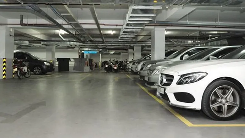 Bãi đỗ xe ô tô tại một góc khu vực trung tâm Quận Hoàn Kiếm