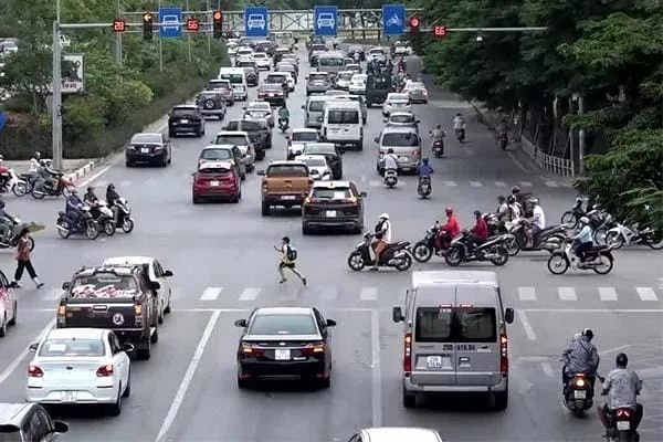 Người lái xe ô tô đang tập trung lái xe, minh họa cho thói quen lái xe ảnh hưởng đến cách tính xăng xe ô tô