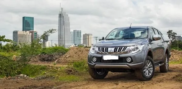 Hai chiếc xe bán tải đang xếp hàng, thể hiện sự đa dạng và sẵn có của dịch vụ cho thuê xe bán tải có lái