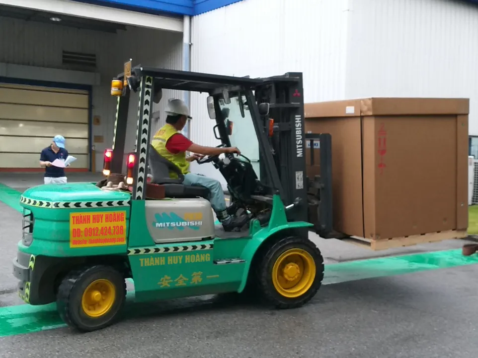 Dịch vụ xe nâng chui container giúp tối ưu công tác bốc dỡ hàng