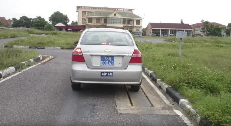 hướng dẫn qua đường hẹp vuông góc trong bài thi bằng lái xe tải