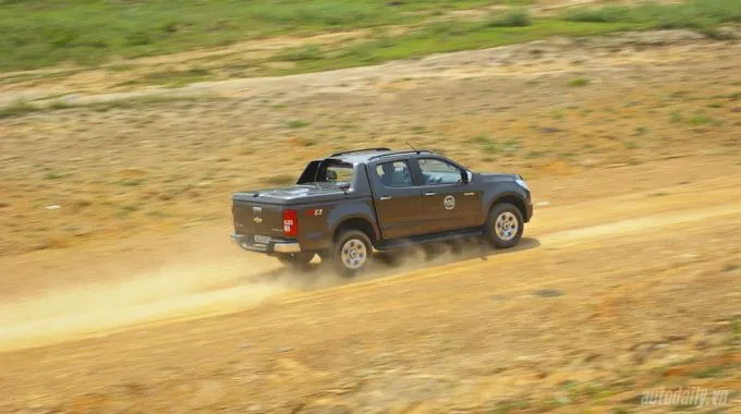 Lốp xe và hệ thống treo được thiết kế cho khả năng vận hành vượt trội của Colorado 2015