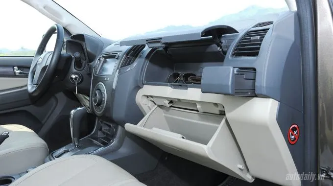 Màn hình cảm ứng 7 inch với hệ thống giải trí MyLink độc quyền trên Colorado LTZ 2015