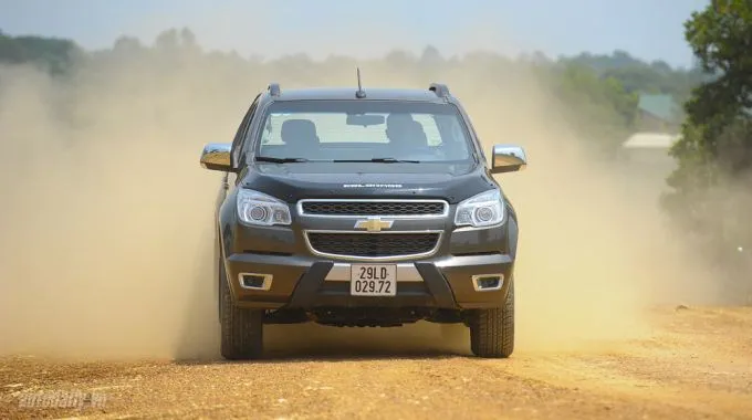 Chi tiết góc lái và khả năng xoay sở linh hoạt của xe bán tải Chevrolet Colorado LTZ 2015