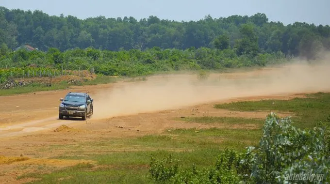 Bánh xe đang lội qua vùng nước sâu, thể hiện khả năng off-road của Colorado LTZ 2015