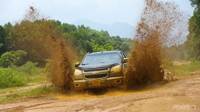 Góc chụp chi tiết cản sau và khả năng vượt địa hình nước của xe bán tải Colorado 2015
