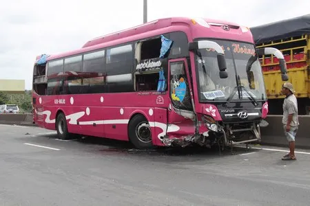 Hiện trường vụ tai nạn xe khách Kim Hoàng tại cầu Mỹ Thuận, cửa xe biến dạng không mở được