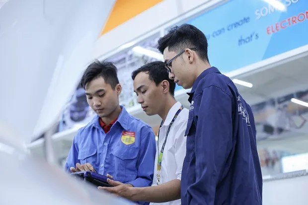 Sinh viên thực tập tại đại lý ô tô