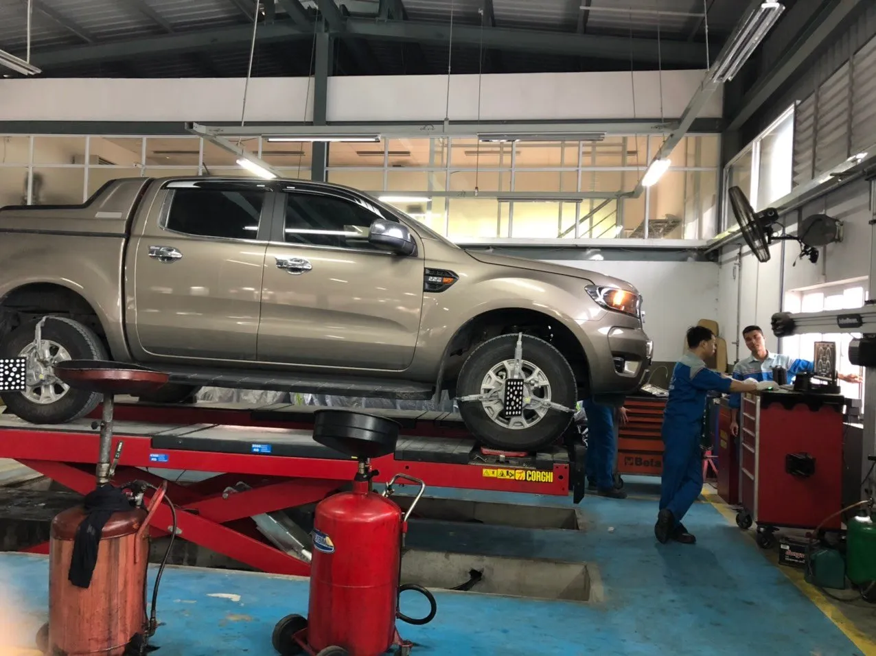 Khoang nội thất rộng rãi và tiện nghi của một chiếc xe bán tải đời cũ, minh họa cho việc kiểm tra chất lượng bên trong xe