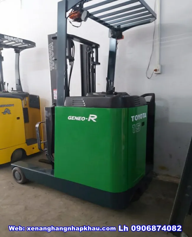 Xe nâng điện đứng lái Toyota tại bãi