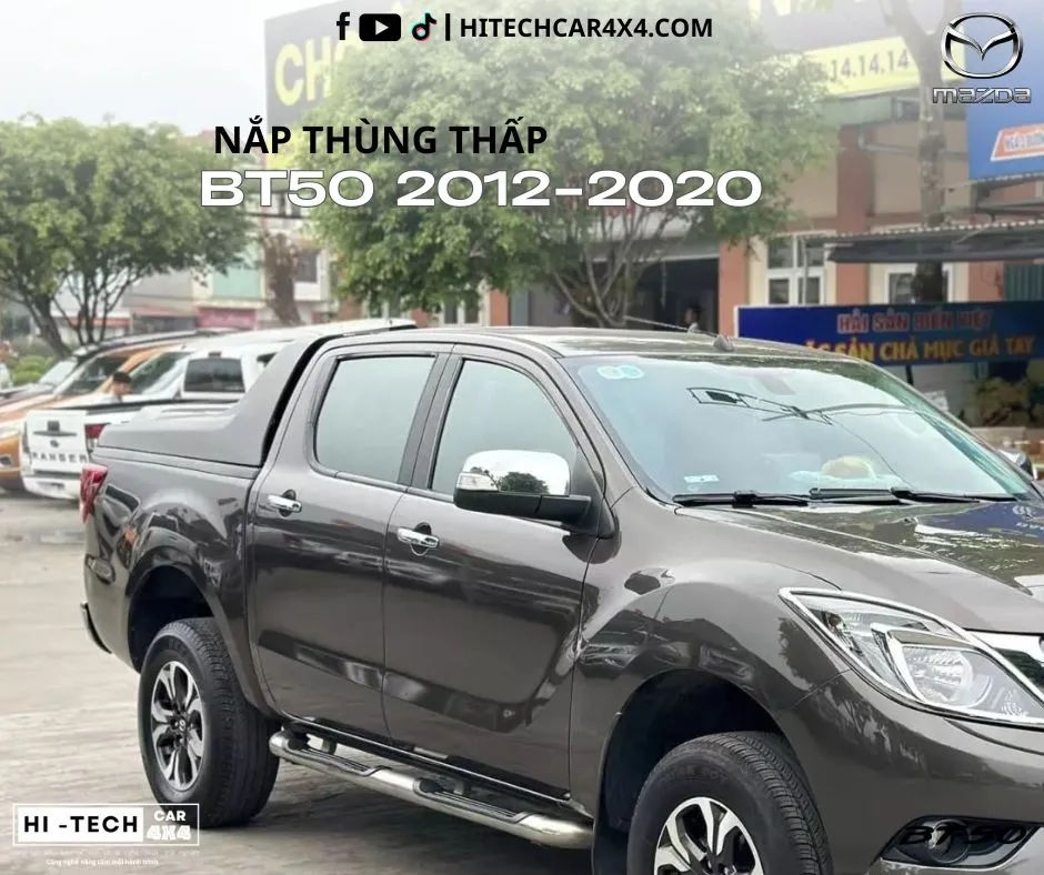 Đội ngũ kỹ thuật viên chuyên nghiệp tại Chuyên Phụ Kiện Xe Bán Tải đang tiến hành lắp đặt nắp thùng cho xe bán tải đời 2012