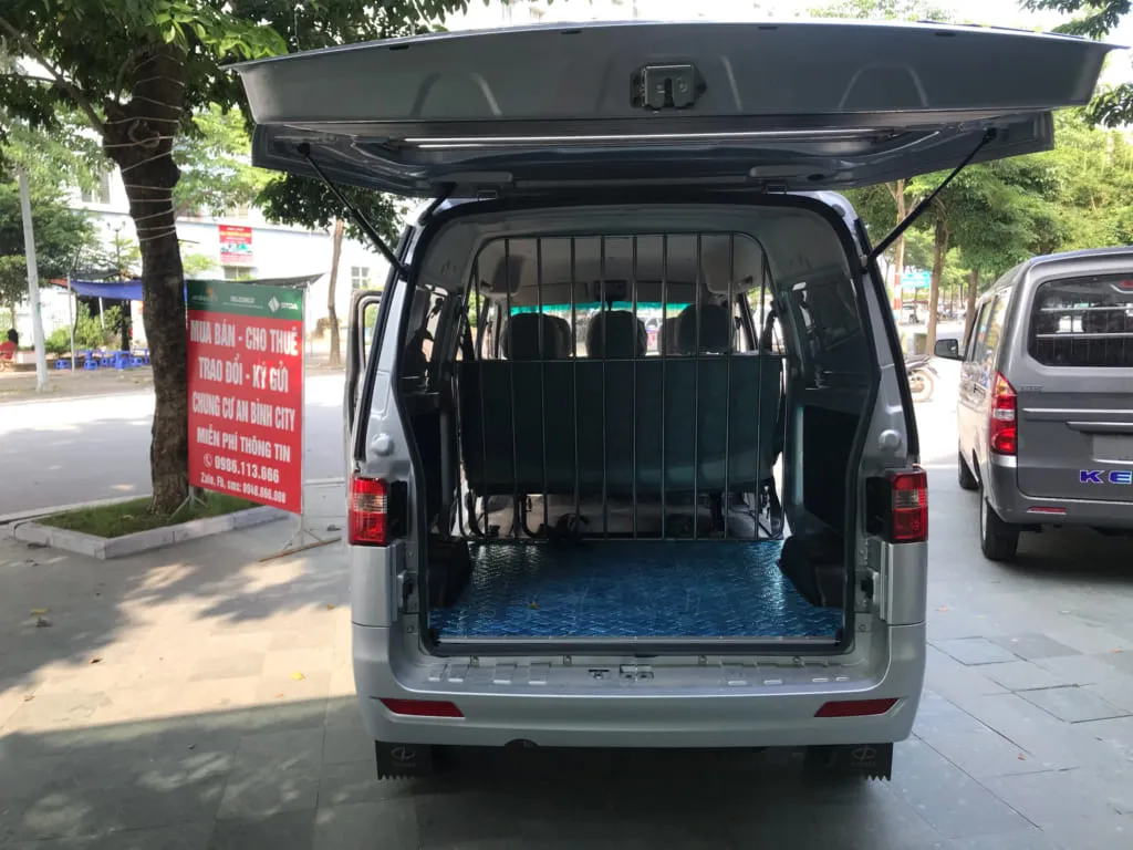 Khoang chở hàng lớn của Xe Dongben X30 V5 5 Chỗ với sàn tôn nhám inox