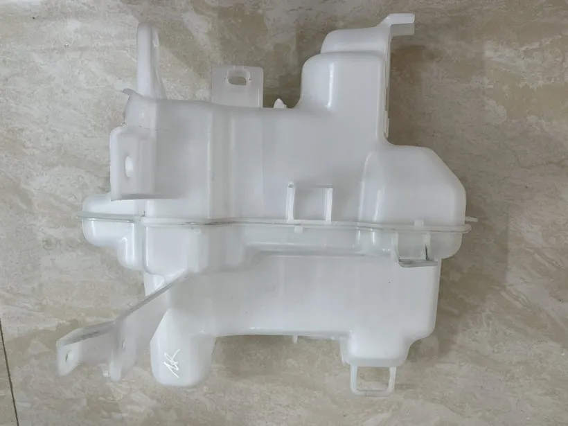 Thay mới bình đựng nước rửa kính trên ô tô có chi phí hợp lý