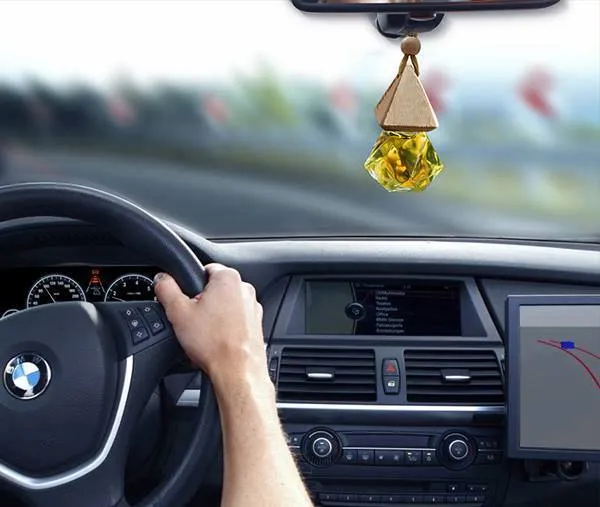 Sử dụng loại tinh dầu treo trên xe, tinh dầu xịt hoặc máy khuếch tán tinh dầu