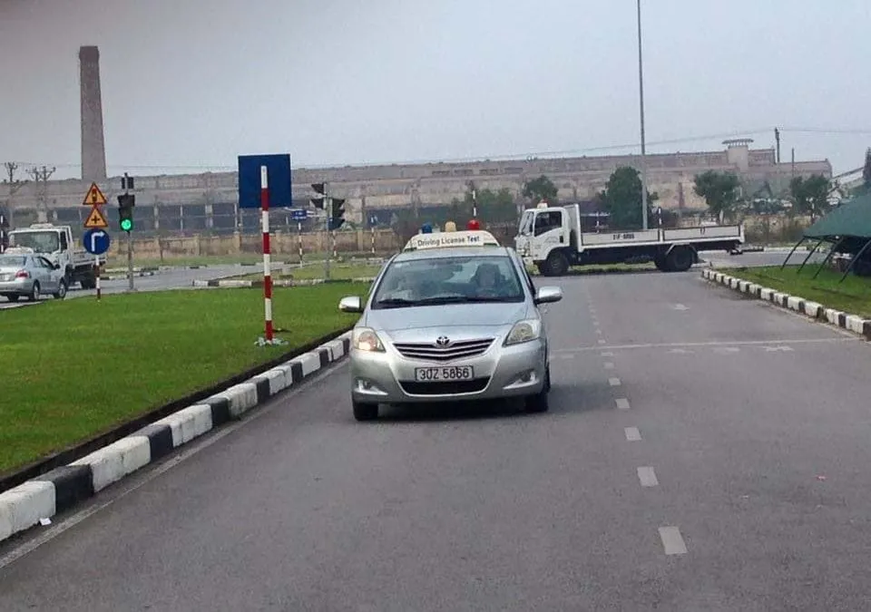 Hình ảnh học viên đang luyện tập các bài thi sát hạch tại bãi tập lái xe