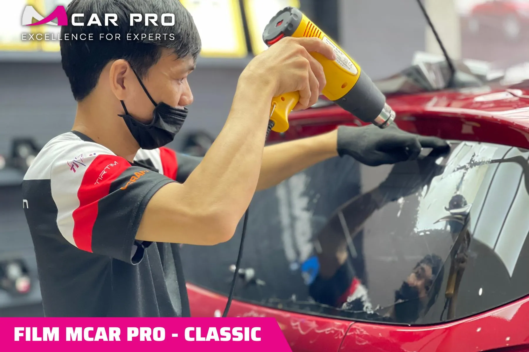 Hình ảnh minh họa gói phim cách nhiệt ô tô classic MCar Pro đang được lắp đặt trên xe