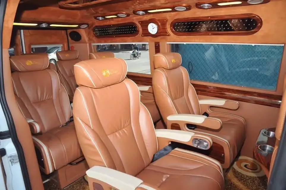 Xe limousine 9 chỗ sang trọng