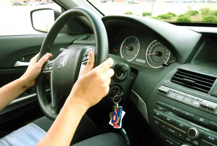 Học viên tập lái xe ô tô đời mới (Vios) trên sân sát hạch