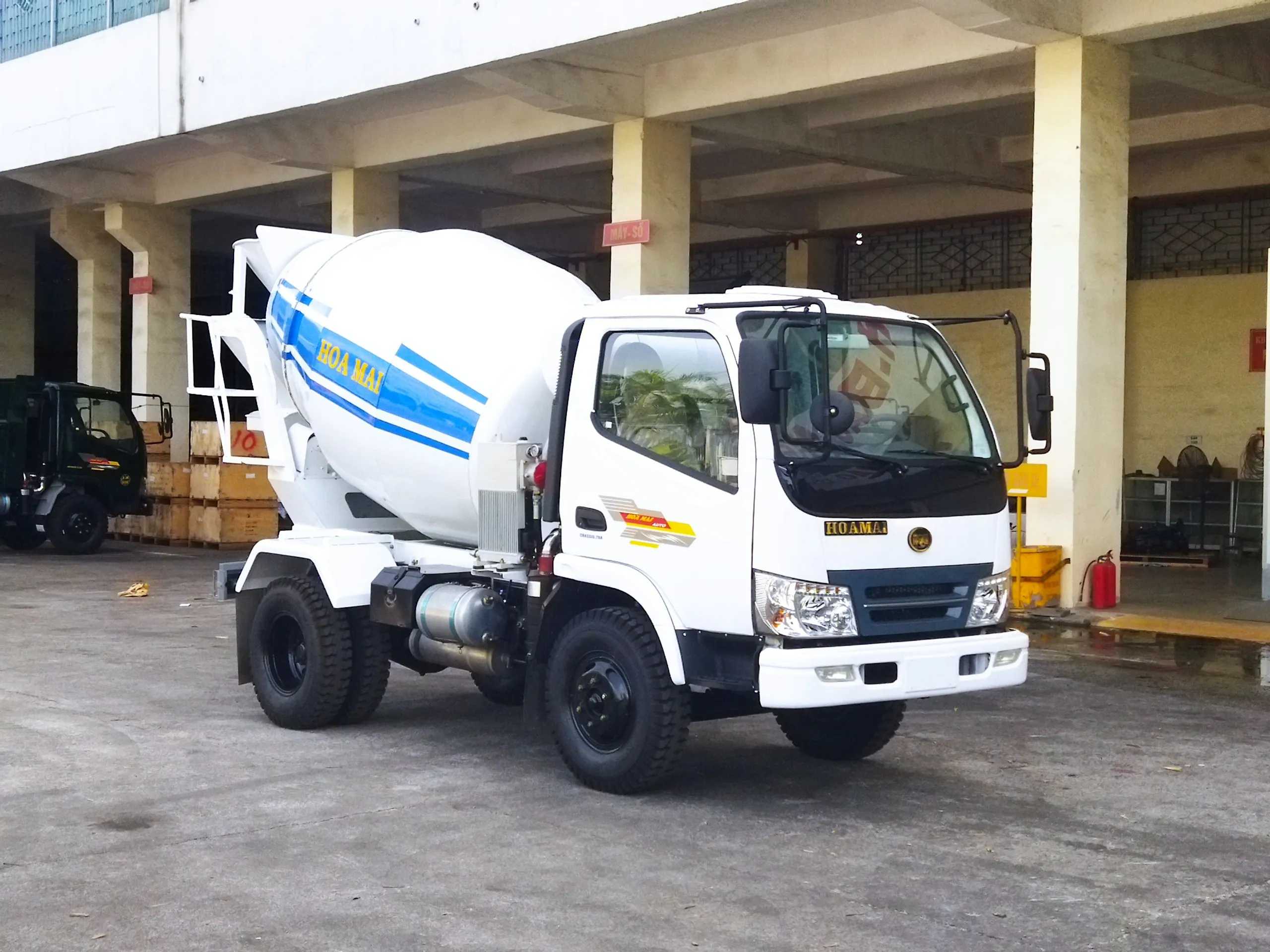 Xe bồn trộn bê tông Hoa Mai chuyên dụng công trình xây dựng