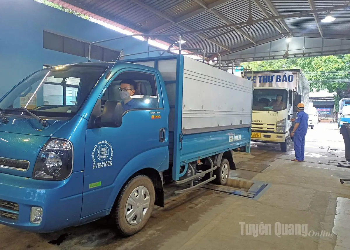 Thực hiện kiểm định cho các phương tiện tại Trung tâm Đăng kiểm xe cơ giới 23-01S