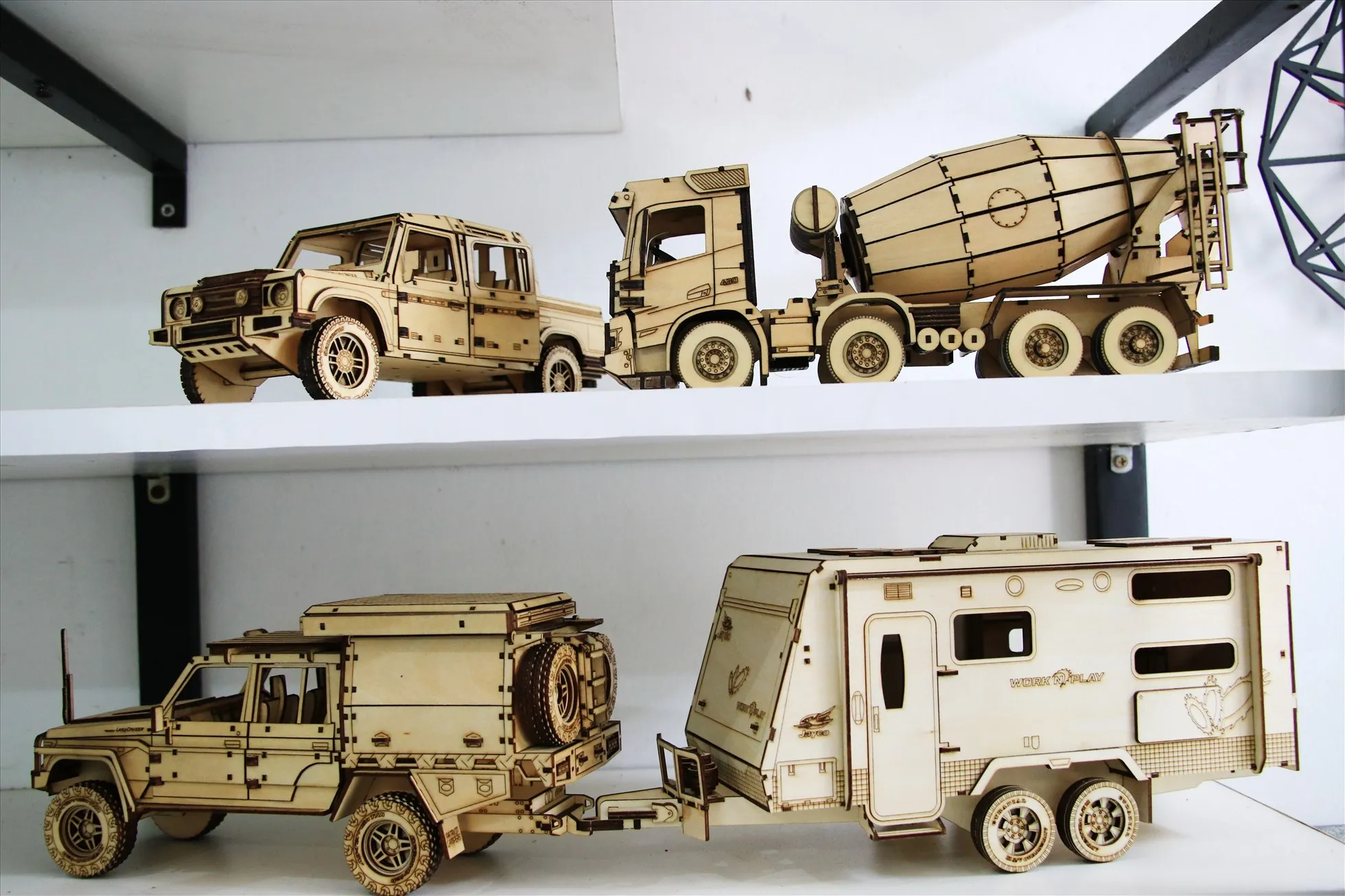 Hình ảnh kỹ sư kiểm tra chất lượng quá trình lắp ráp xe ô tô