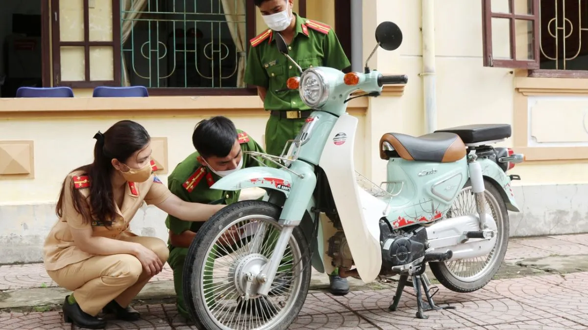 Cơ quan chức năng kiểm tra xe