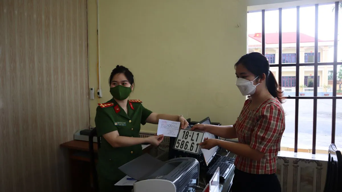 Nhận giấy đăng ký và biển số