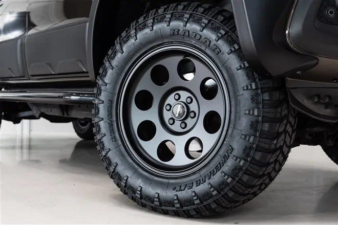 Đuôi xe Mercedes Benz X-Class 6x6 với decal 6 Wheeler và lốp địa hình lớn