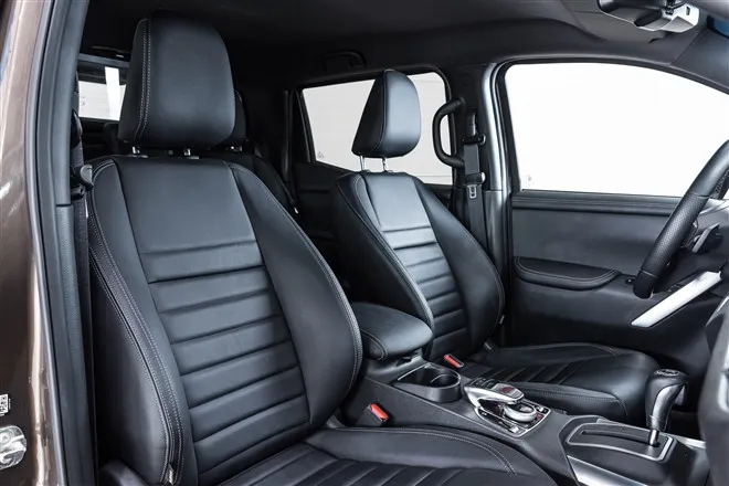 Cận cảnh bánh xe và hệ thống treo được nâng cấp của xe bán tải Mercedes Benz X-Class 6x6