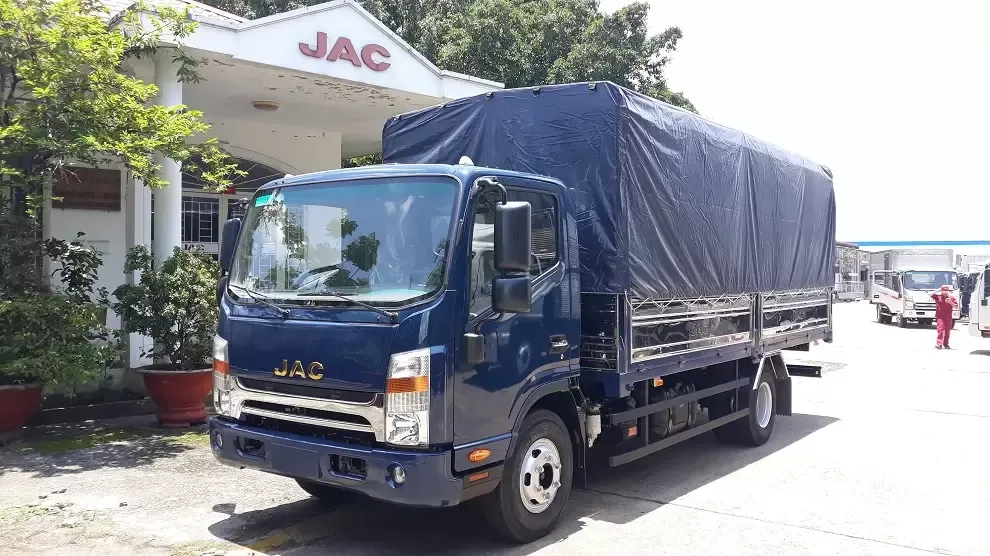 Xe tải JAC 5 tấn với thùng kín tiêu chuẩn