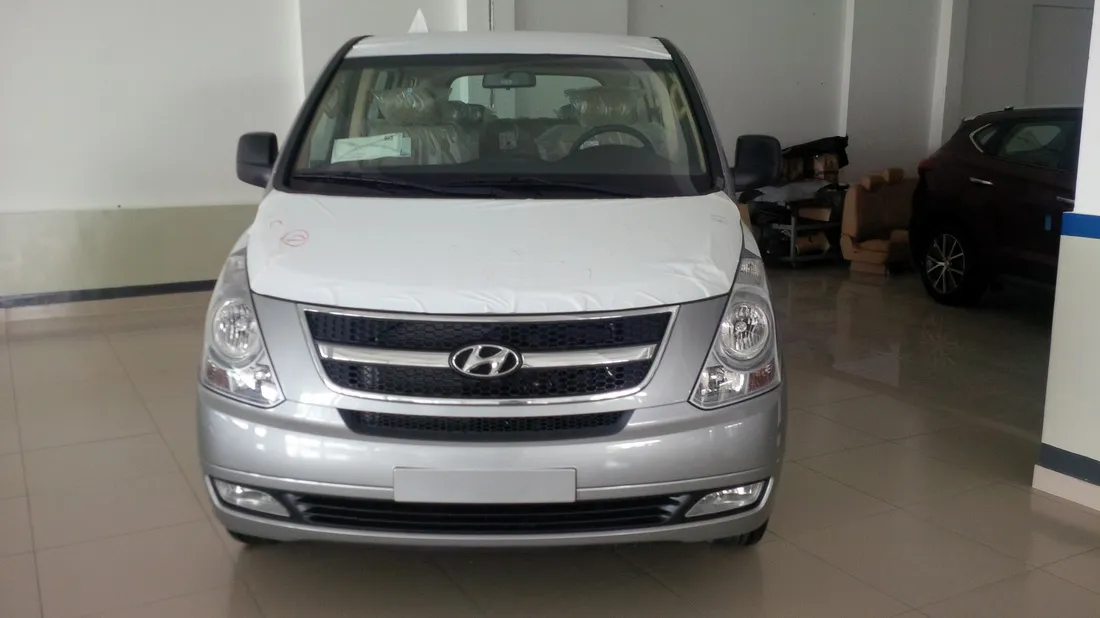 Tổng thể ngoại thất mạnh mẽ của Hyundai Starex bán tải 6 chỗ với màu trắng đặc trưng