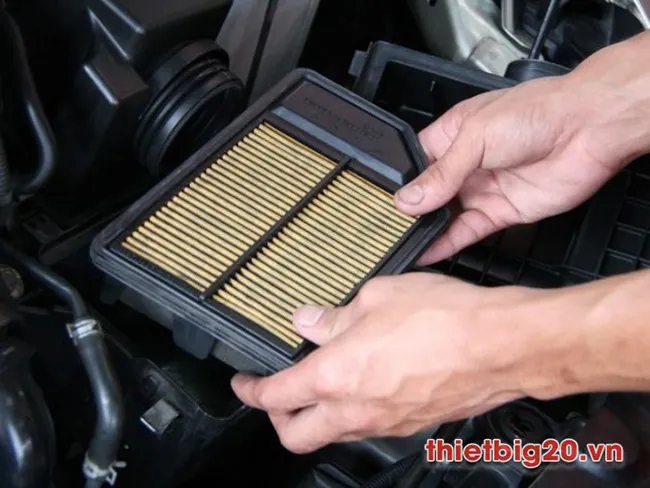 Lắp lưới kim loại bảo vệ cửa hút gió điều hòa ô tô