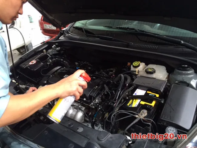 Kỹ thuật viên vệ sinh khoang máy ô tô bằng dung dịch chuyên dụng