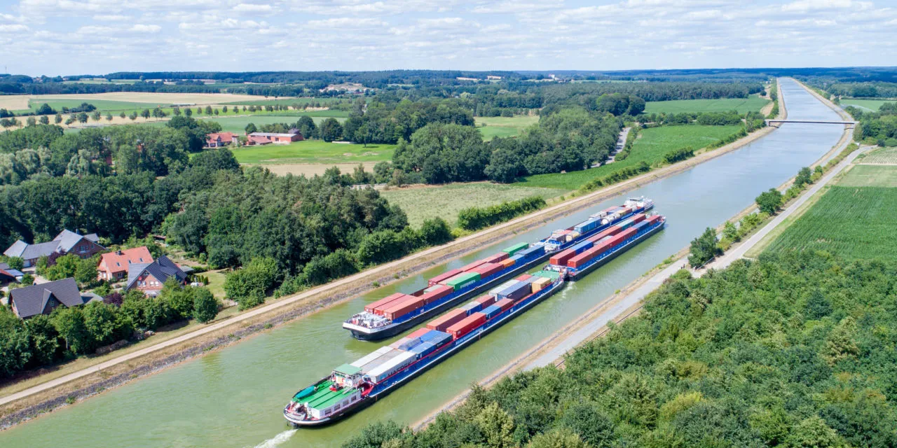 Cảng thủy nội địa đóng vai trò trung chuyển hàng hóa giữa các tỉnh thành