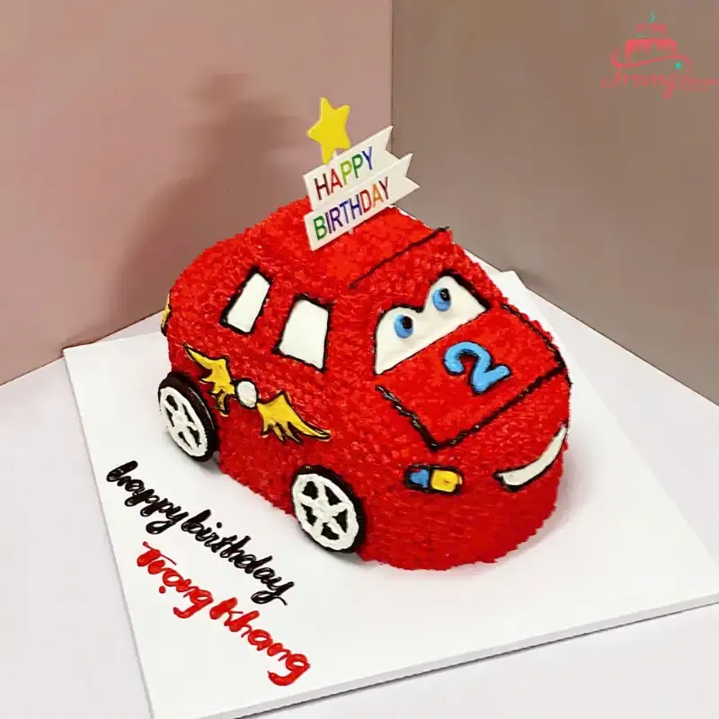 Bánh sinh nhật ô tô McQueen trang trí đường đua