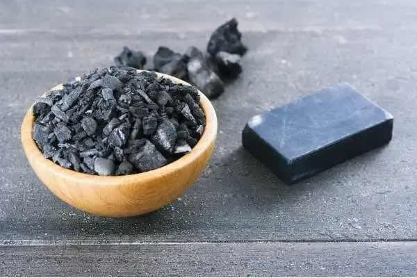 Mua than hoạt tính thô cho vào túi vải để sử dụng