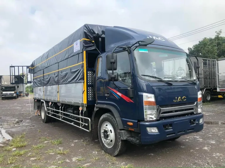 Xe tải 10 tấn thùng kín đang vận chuyển hàng hóa