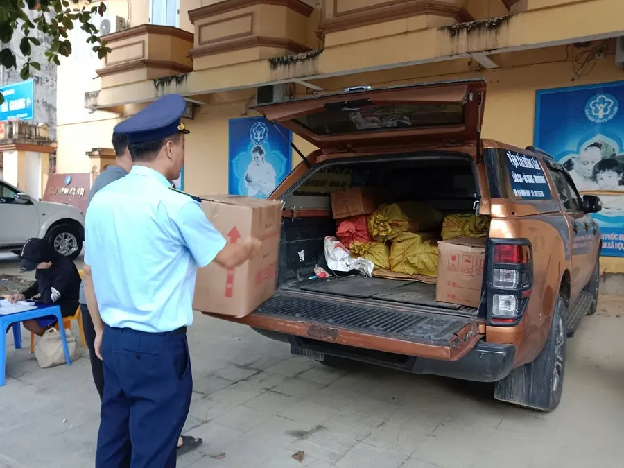 Lực lượng Quản lý Thị trường kiểm tra thùng xe bán tải vận chuyển thực phẩm không rõ nguồn gốc tại Tuyên Quang